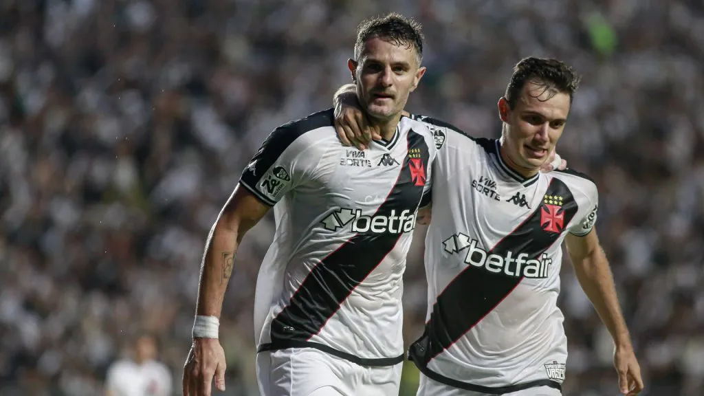 Vegetti e Piton celebram gol diante do Volta Redonda, pelo Cariocão. Foto: Matheus Lima/Vasco.
