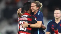 Filipe Luís, técnico do Flamengo, comemora triunfo sobre o Vasco com Bruno Henrique. Foto: Gilvan de Souza/Flamengo.