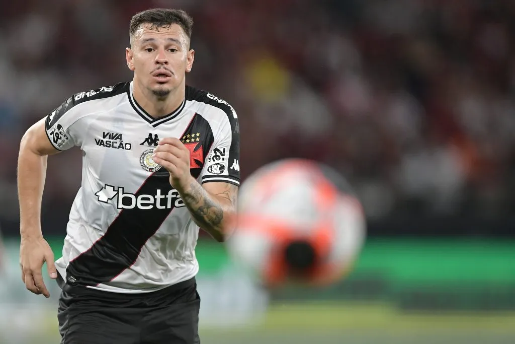 RJ – RIO DE JANEIRO – 01/03/2025 – CARIOCA 2025, VASCO X FLAMENGO – Hugo Moura jogador do Vasco durante partida contra o Flamengo no estadio Engenhao pelo campeonato Carioca 2025. Foto: Thiago Ribeiro/AGIF