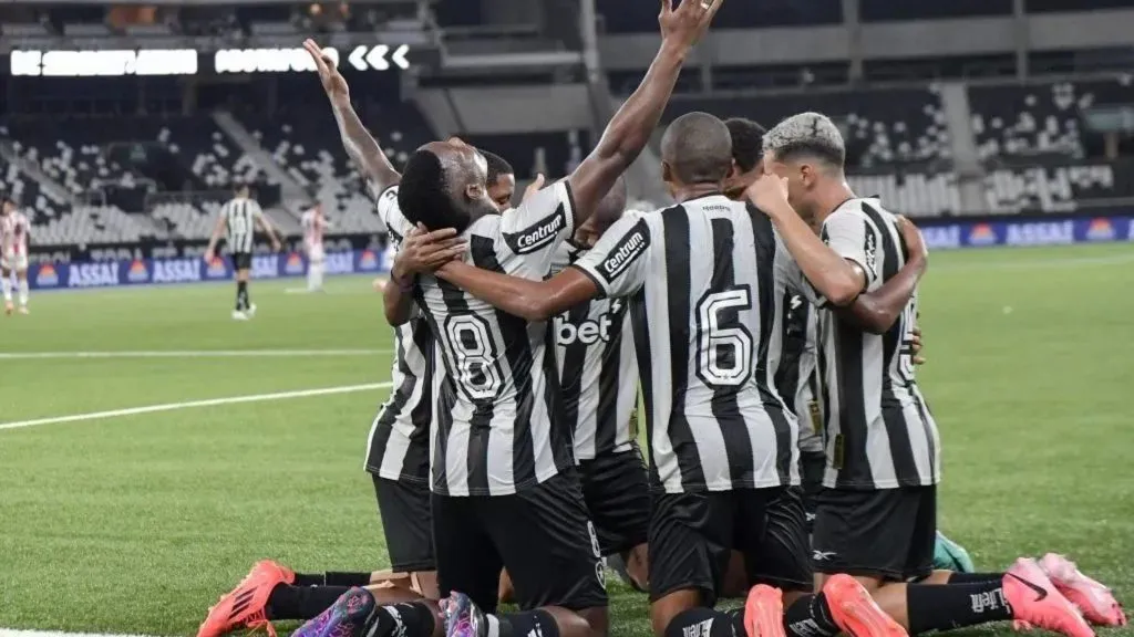 Jogadores do Botafogo durante o Campeonato Carioca – Foto: Thiago Ribeiro/AGIF