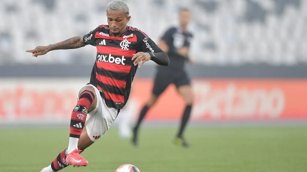 Wesley durante partida. Foto: Thiago Ribeiro/AGIF