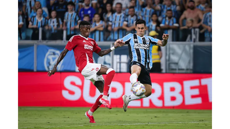ravena jogador do Grêmio disputa lance com Vitão jogador do Internacional durante partida no estádio Arena do Grêmio pelo campeonato Gaúcho 2025. Foto: Maxi Franzoi/AGIF