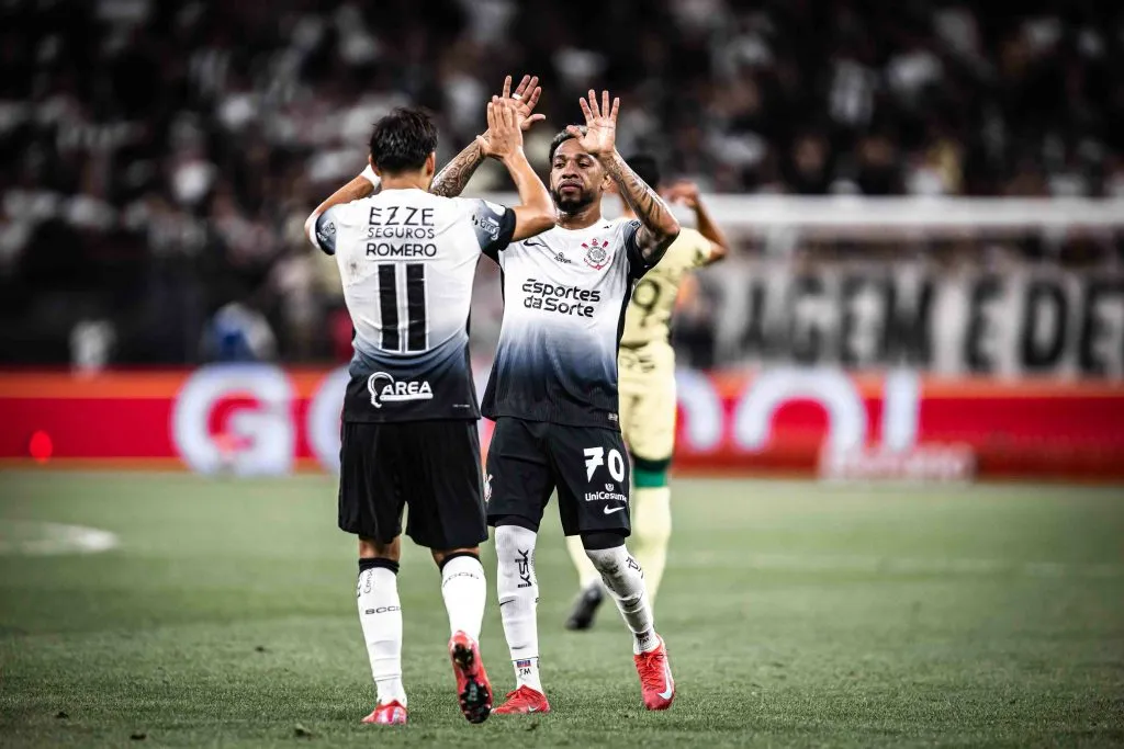 SP – SAO PAULO – 02/03/2025 – PAULISTA 2025, CORINTHIANS X MIRASSOL – Angel Romero jogador do Corinthians comemora seu gol com Jose Martinez jogador da sua equipe durante partida contra o Mirassol no estadio Arena Corinthians pelo campeonato Paulista 2025. Foto: Leonardo Lima/AGIF