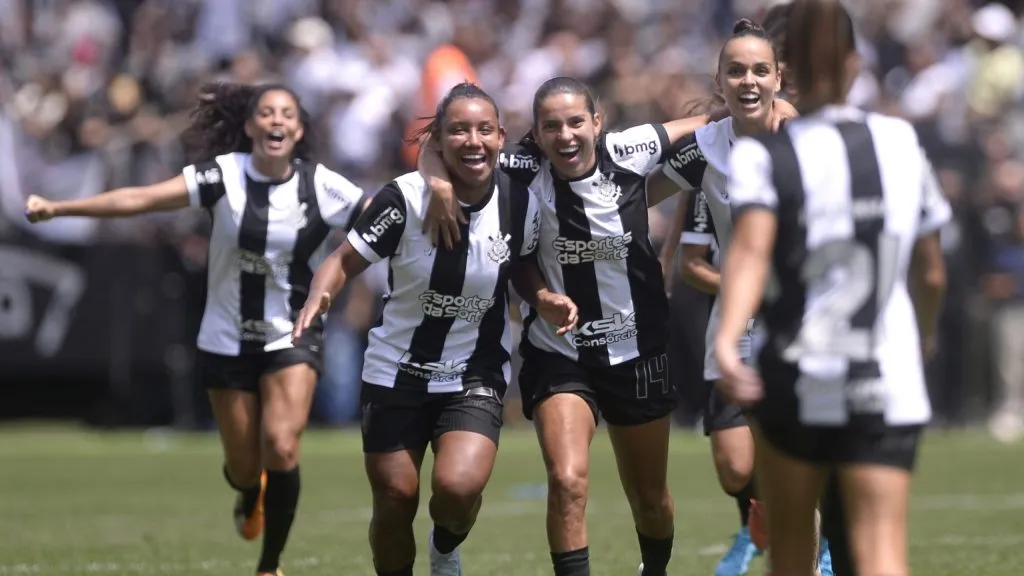  jogadoras do Corinthians comemoram titulo durante partida contra o São Paulo no estádio Arena Corinthians pelo campeonato Brasileiro A Feminino 2024. Foto: Alan Morici/AGIF