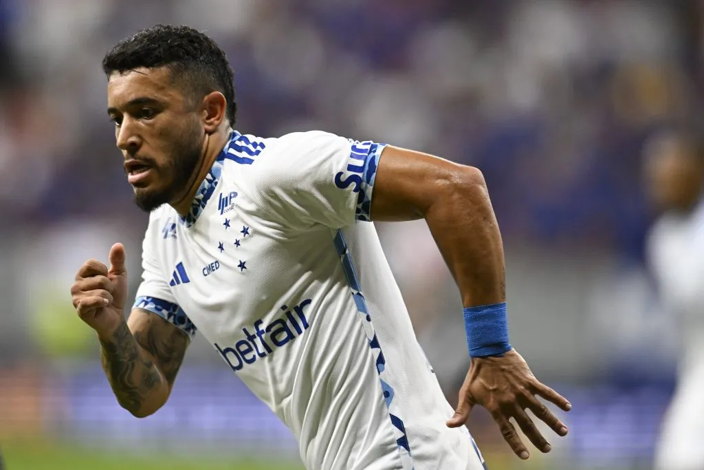 William com a camisa do Cruzeiro – Foto: Mateus Bonomi/AGIF