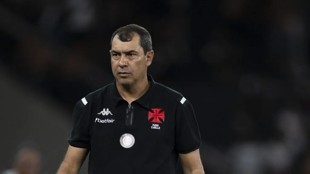 Foto: Jorge Rodrigues/AGIF – Carille muda escalação do Vasco e barra Jair.