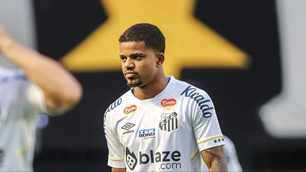  Kevyson jogador do Santos durante entrada em campo para partida contra o Guarani no estádio Vila Belmiro pelo campeonato Paulista 2024. Foto: Reinaldo Campos/AGIF