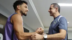 Renato Paiva conversando com Alex Telles no Botafogo - Foto: Vitor Silva/Botafogo