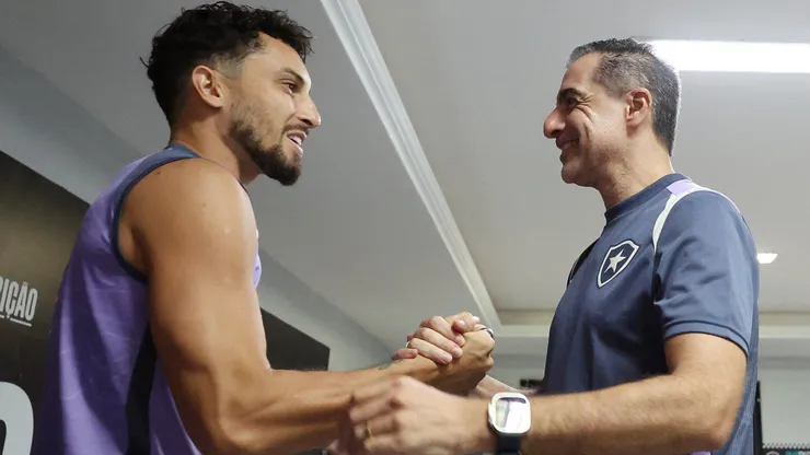 Renato Paiva conversando com Alex Telles no Botafogo - Foto: Vitor Silva/Botafogo