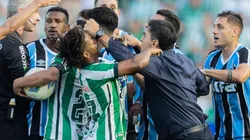 Enio, do Juventude, se envolve em confusão com Gustavo Quinteros, técnico do Grêmio, durante jogo no Alfredo Jaconi pelo Gaúcho 2025. Foto: Liamara Polli/AGIF