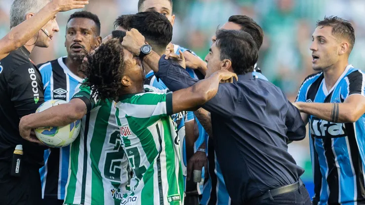 Enio, do Juventude, se envolve em confusão com Gustavo Quinteros, técnico do Grêmio, durante jogo no Alfredo Jaconi pelo Gaúcho 2025. Foto: Liamara Polli/AGIF