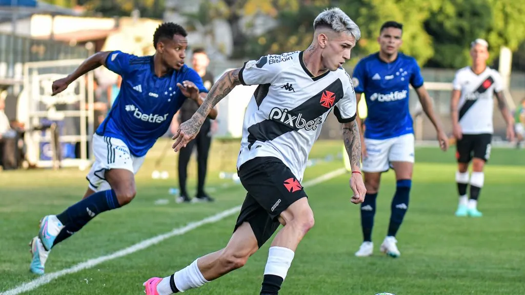 Luca Orellano jogador do Vasco durante partida contra o Cruzeiro no estádio São Januário pelo campeonato Brasileiro A 2023. Foto: Thiago Ribeiro/AGIF
