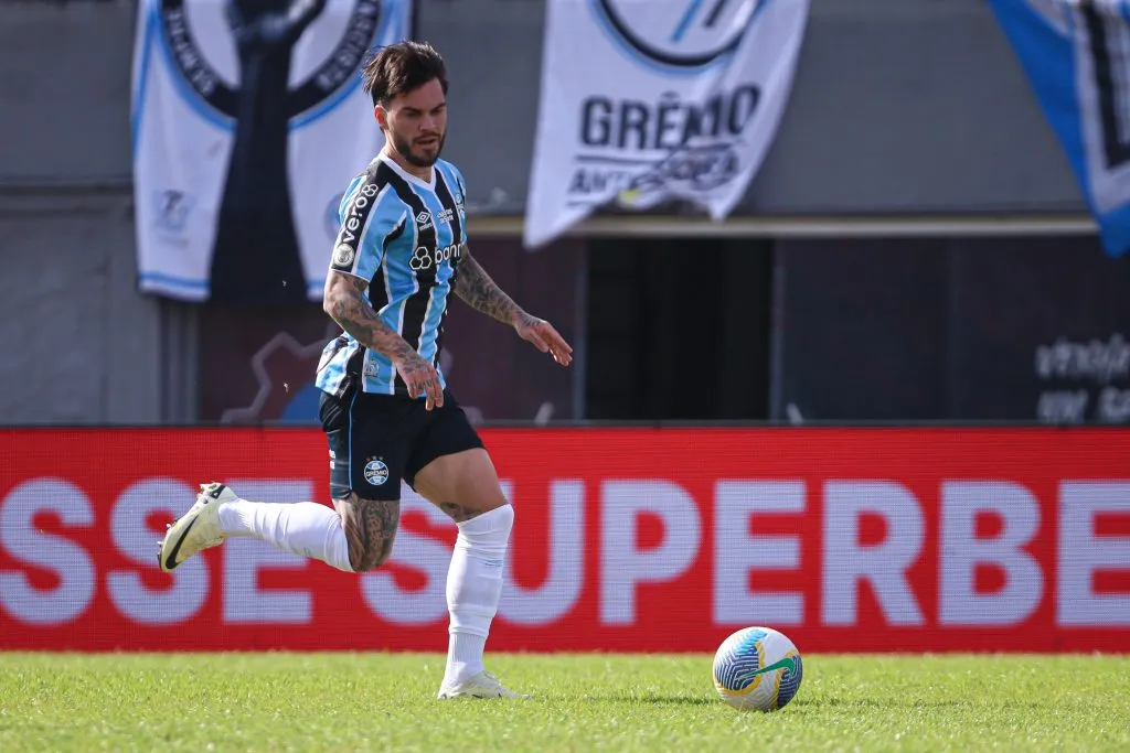 Nathan Pescador com a camisa do Grêmio – Foto: Maxi Franzoi/AGIF
