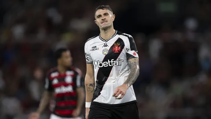 Vegetti, jogador do Vasco, lamenta durante partida contra o Flamengo, pelo Campeonato Carioca. Foto: Jorge Rodrigues/AGIF.