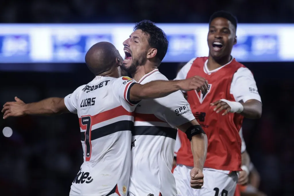 SP – SAO PAULO – 03/03/2025 – PAULISTA 2025, SAO PAULO X NOVORIZONTINO – Calleri jogador do Sao Paulo comemora seu gol com Lucas Moura jogador da sua equipe durante partida contra o Novorizontino no estadio Morumbi pelo campeonato Paulista 2025. Foto: Marcello Zambrana/AGIF