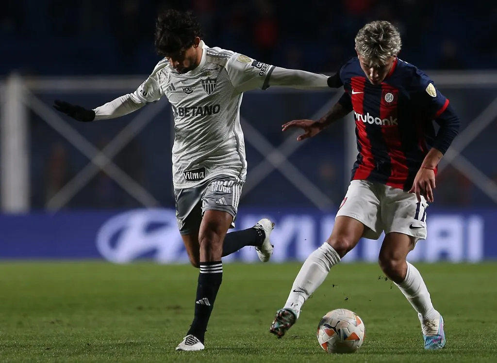 Elián Irala (D): confronto contra o Atlético-MG em 2024 – Foto: Daniel Jayo/Getty Images