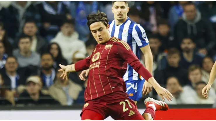 Paulo Dybala finaliza a gol em partida da Europa League diante do Porto. Foto: imageBROKER.com / Alamy Stock Photo