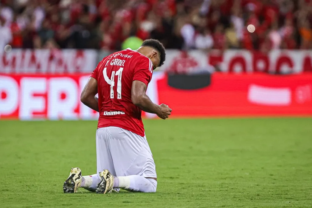 Victor Gabriel jogador do Internacional comemora vitória após partida contra o Caxias – Foto: Maxi Franzoi/AGIF