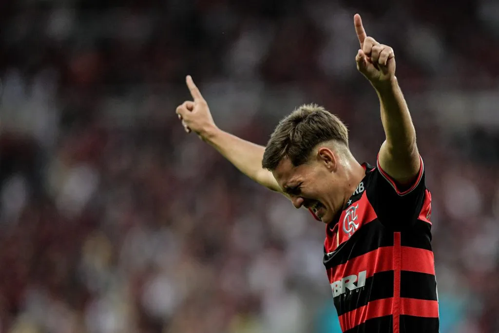 RJ – RIO DE JANEIRO – 24/08/2024 – FINAL MUNDIAL SUB20, FLAMENGO X OLIMPYACOS – Caio Garcia jogador do Flamengo comemora seu gol durante partida contra o Olimpyacos no estadio Maracana pelo campeonato Mundial Sub20. Foto: Thiago Ribeiro/AGIF