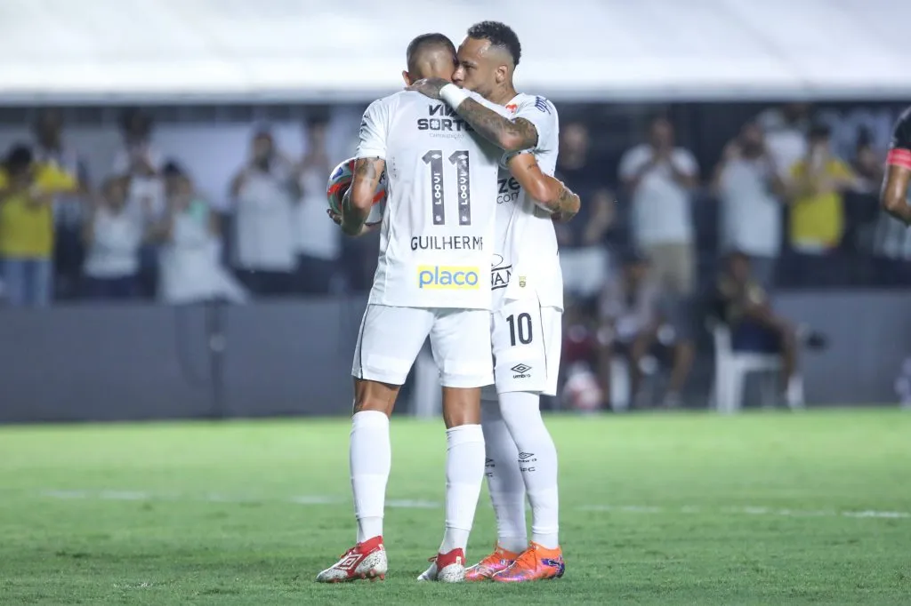 No primeiro gol de Neymar em retorno ao Santos, Guilherme entregou a bola para o craque cobrar o pênalti contra o Água Santa. Foto: Reinaldo Campos/AGIF