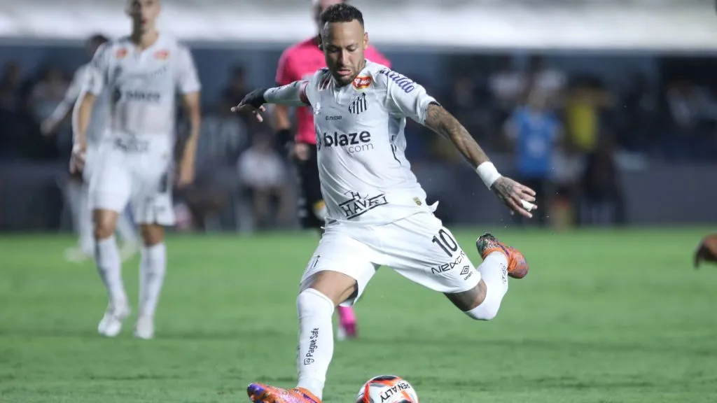 Neymar jogador do Santos durante partida contra o Bragantino no estádio Vila Belmiro pelo campeonato Paulista 2025. Foto: Reinaldo Campos/AGIF