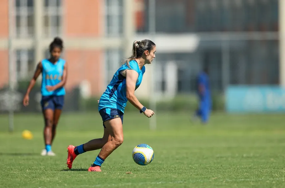 Daniela Montoya, meia-campista colombiana do Grêmio treina com as companheiras de elenco com foco na estreia na Supercopa no domingo (09/03), na Arena. Foto: Guilherme Testa/GRÊMIO FBPA