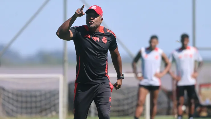 Roger Machado, técnico do Internacional, passa instruções para os jogadores em treino. Foto: Ricardo Duarte/Internacional.