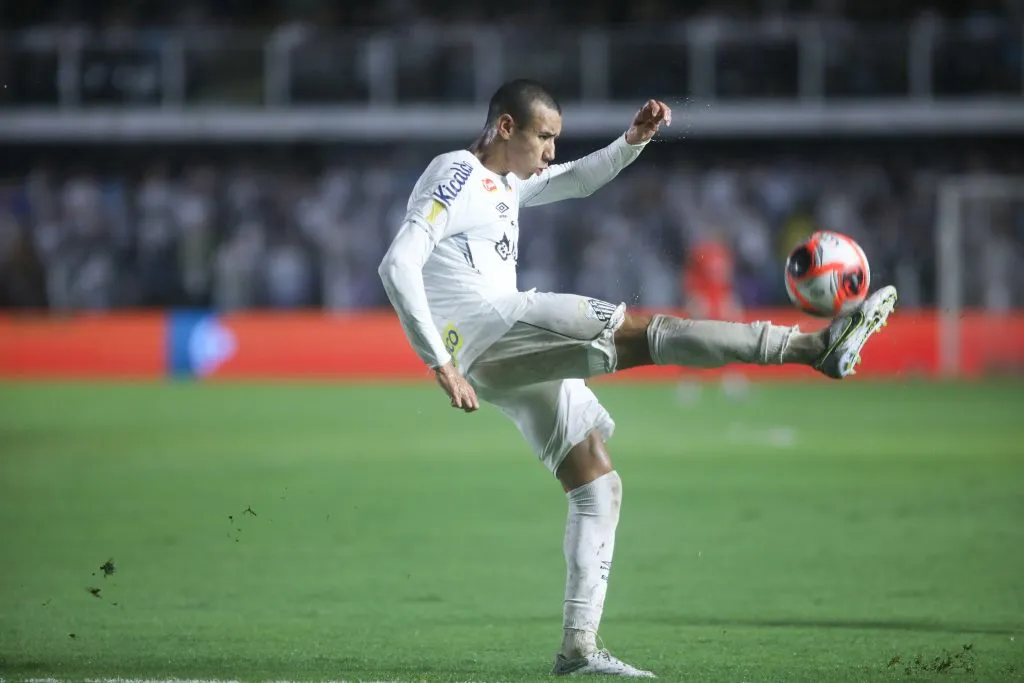Vinícius Lira jogou três partidas pelo Santos na lateral esquerda – Foto: Reinaldo Campos/AGIF
