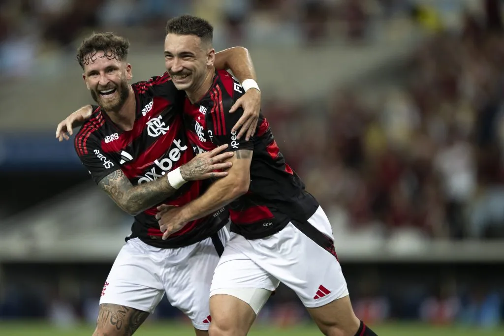 – Leo Ortiz jogador do Flamengo comemora seu gol com Leo Pereira – Foto: Jorge Rodrigues/AGIF