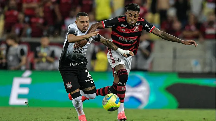 Bruno Henrique jogador do Flamengo disputa lance com Matheuzinho - Foto: Thiago Ribeiro/AGIF
