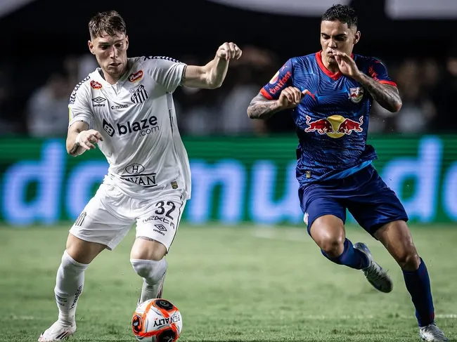 Rollheiser, surpreende em atuação convincente e segura sobre o Bragantino e empolgou torcedores na Vila Belmiro. Foto: Raul Barreta/Santos FC