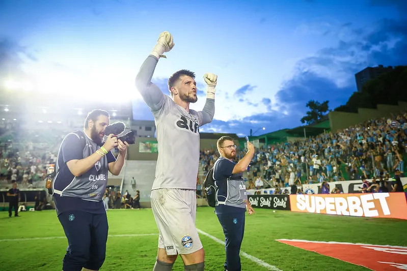 Tiago Volpi comemora a classificação do Grêmio para a decisão do Campeonato Gaúcho. Foto: Lucas Uebel/Grêmio FBPA
