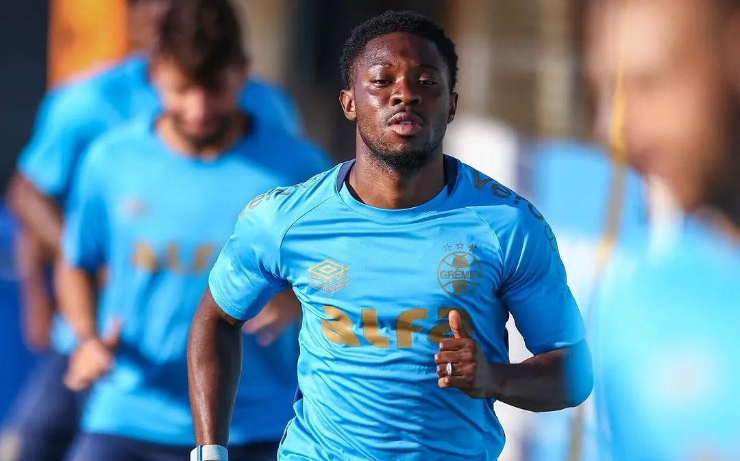 Amuzu, conquistou o coração dos gremistas, com seu estilo agressivo, velocidade e habilidade no um contra um e pode ser peça-chave no GreNal deste sábado. Foto: Lucas Uebel/Grêmio