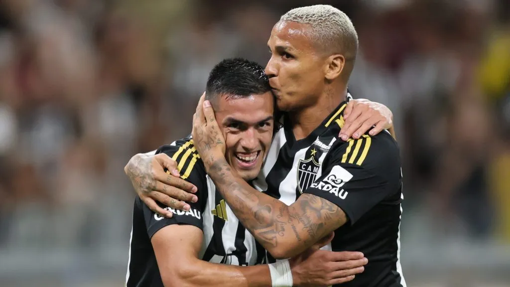 Deyverson celebrando o gol marcado na partida 