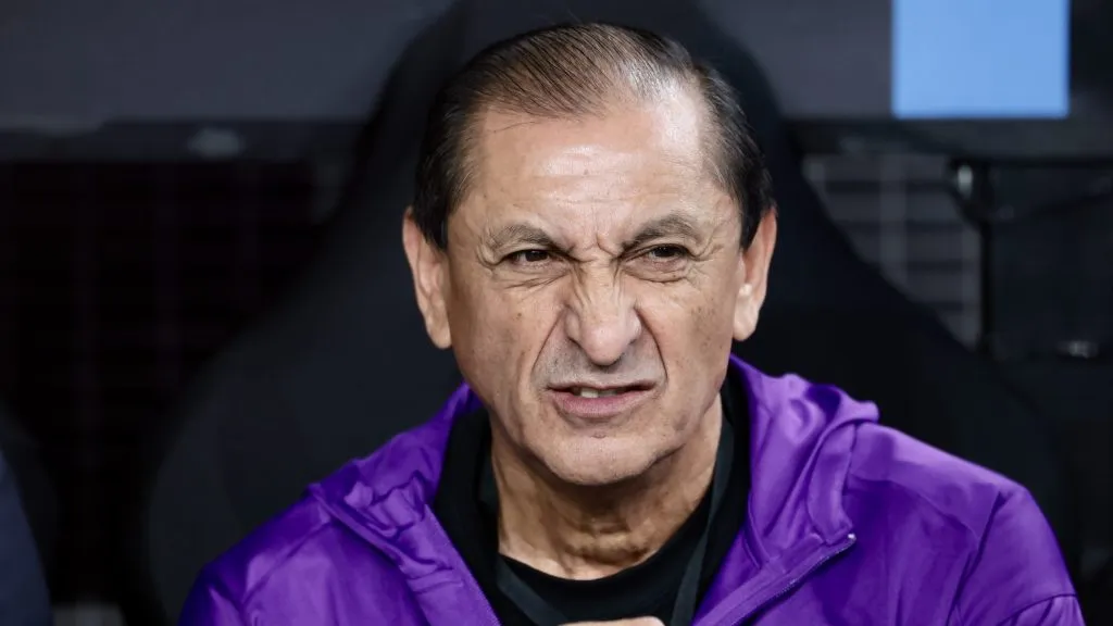 Ramón Díaz chega pressionado no clássico