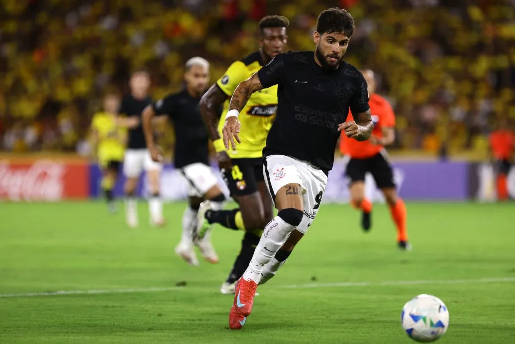 Yuri Alberto disputando bola no jogo de ontem (5). Foto: Franklin Jacome/Getty Images