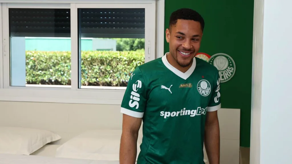 Vitor Roque conhecendo o centro de treinamento do Verdão