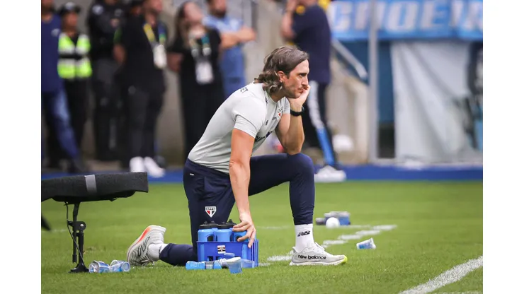 Luis Zubeldia técnico do São Paulo durante partida contra o Grêmio no estádio Arena do Grêmio pelo campeonato Brasileiro A 2024. Foto: Maxi Franzoi/AGIF