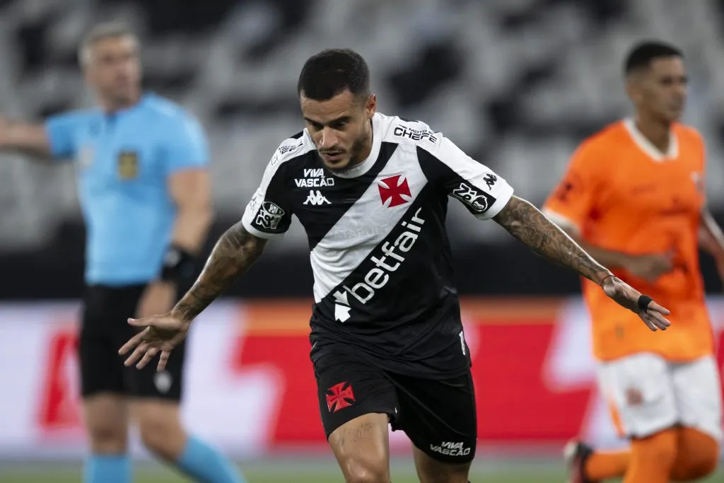 RJ – RIO DE JANEIRO – 05/03/2025 – COPA DO BRASIL 2025, NOVA IGUACU X VASCO – Coutinho jogador do Vasco comemora seu gol durante partida contra o Nova Iguacu no estadio Engenhao pelo campeonato Copa Do Brasil 2025. Foto: Jorge Rodrigues/AGIF