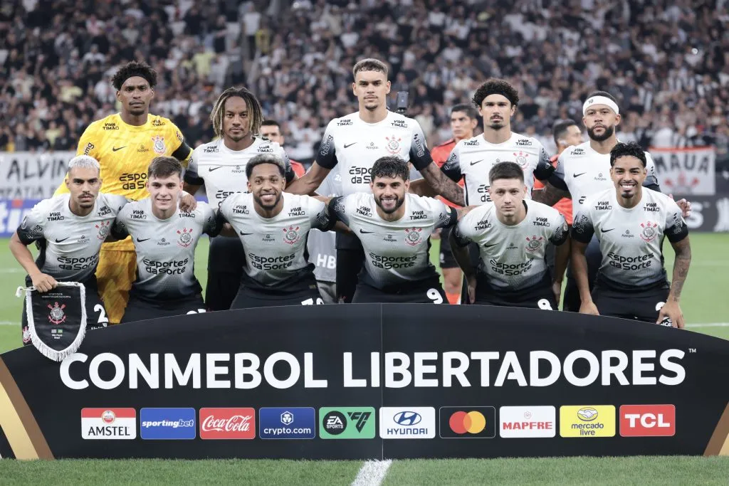 SP – SAO PAULO – 26/02/2025 – COPA LIBERTADORES 2025, CORINTHIANS X UNIVERSIDAD CENTRAL – Jogadores do Corinthians posam para foto antes na partida contra Universidad Central no estadio Arena Corinthians pelo campeonato Copa Libertadores 2025. Foto: Marcello Zambrana/AGIF