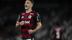Léo Ortiz, do Flamengo, em ação contra o Vasco no Engenhão pelo Carioca 2025. Foto: Jorge Rodrigues/AGIF