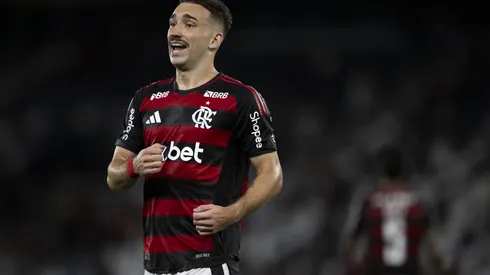 Léo Ortiz, do Flamengo, em ação contra o Vasco no Engenhão pelo Carioca 2025. Foto: Jorge Rodrigues/AGIF