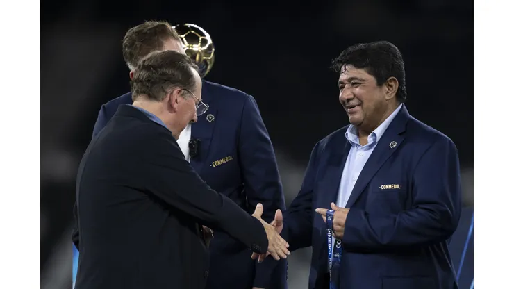 John Textor dono da saf do Botafogo cumprimenta Ednaldo Rodrigues presidente da CBF após partida no estádio Engenhão pelo campeonato Recopa Sul-americana 2025. Foto: Jorge Rodrigues/AGIF