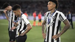 Igor Jesus, jogador do Botafogo, se lamenta depois do jogo contra o Racing no estádio Engenhão, válido pela Recopa Sul-Americana 2025. Foto: Jorge Rodrigues/AGIF