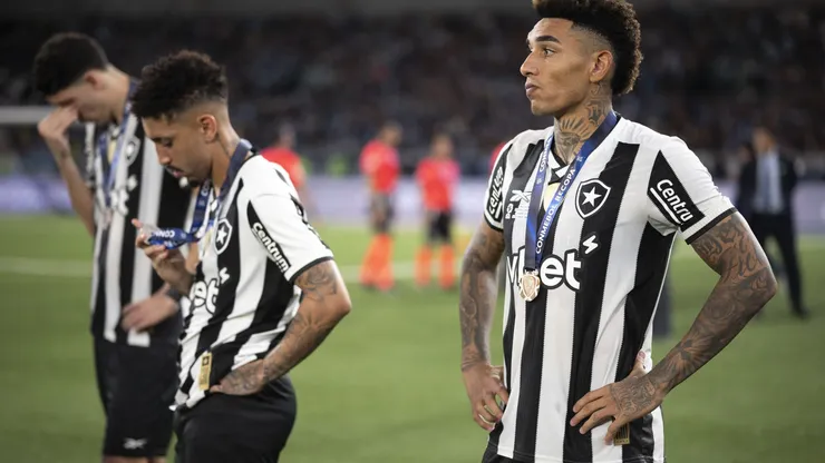 Igor Jesus, jogador do Botafogo, se lamenta depois do jogo contra o Racing no estádio Engenhão, válido pela Recopa Sul-Americana 2025. Foto: Jorge Rodrigues/AGIF