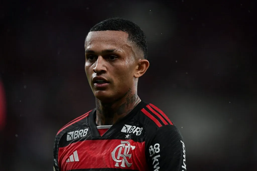 Wesley jogador do Flamengo durante partida contra o Bragantino no estádio Maracanã pelo campeonato Brasileiro A 2024. Foto: Thiago Ribeiro/AGIF