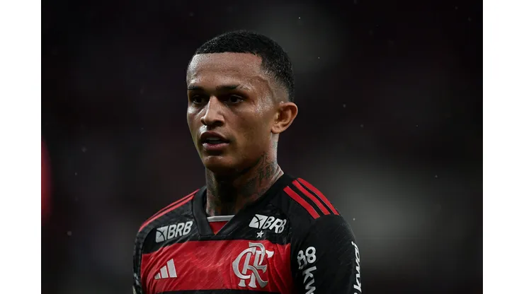Wesley jogador do Flamengo durante partida contra o Bragantino no estádio Maracanã pelo campeonato Brasileiro A 2024. Foto: Thiago Ribeiro/AGIF