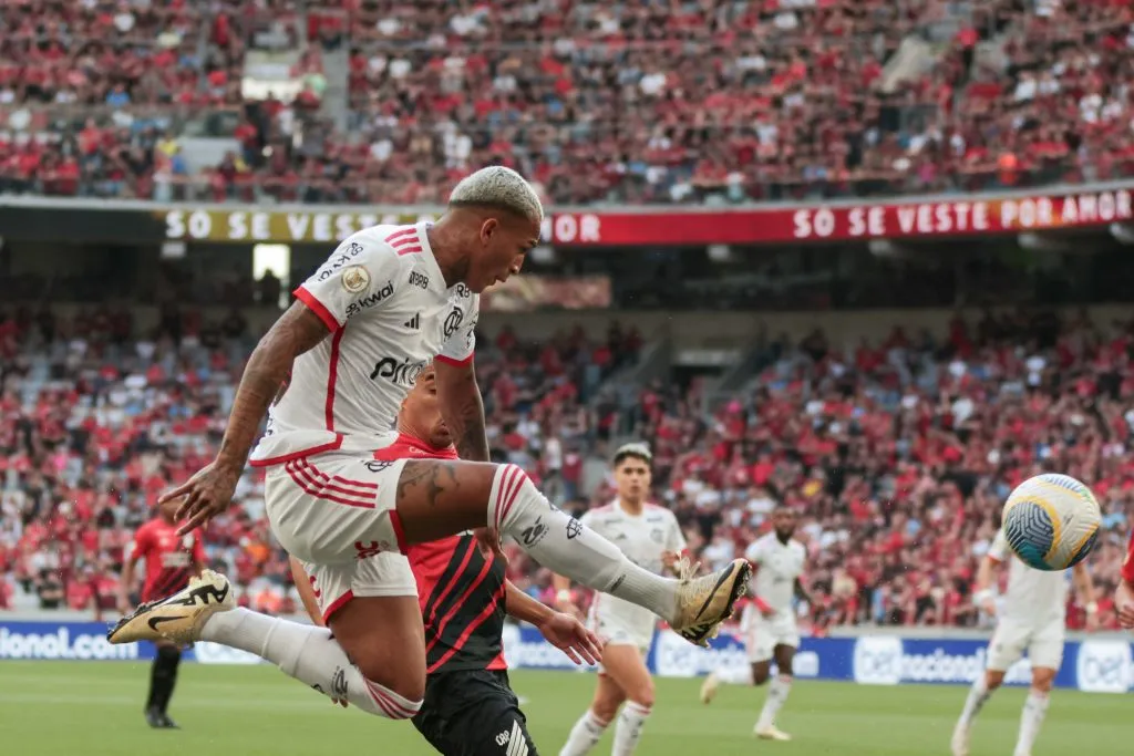 PR – CURITIBA – 16/06/2024 – BRASILEIRO A 2024, ATHLETICO-PR X FLAMENGO – Christian jogador do Athletico-PR disputa lance com Wesley jogador do Flamengo durante partida no estadio Arena da Baixada pelo campeonato Brasileiro A 2024. Foto: Robson Mafra/AGIF