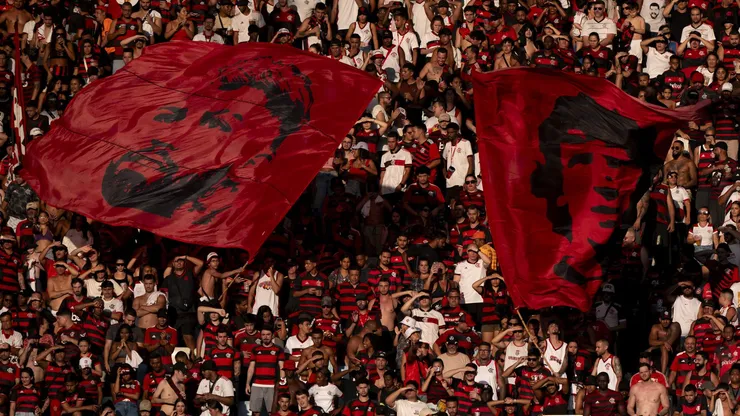 Torcida com bandeira do Gabigol e Zico. Foto: Jorge Rodrigues/AGIF