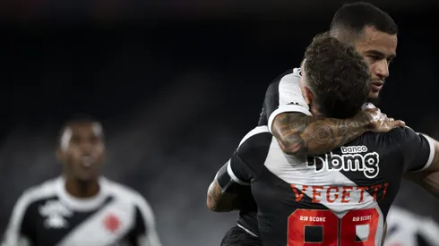 Coutinho jogador do Vasco comemora seu gol com Vegetti jogador da sua equipe. Foto: Jorge Rodrigues/AGIF